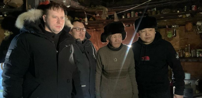 Делегация правительства Якутии навестила отшельника, живущего вдали от цивилизации