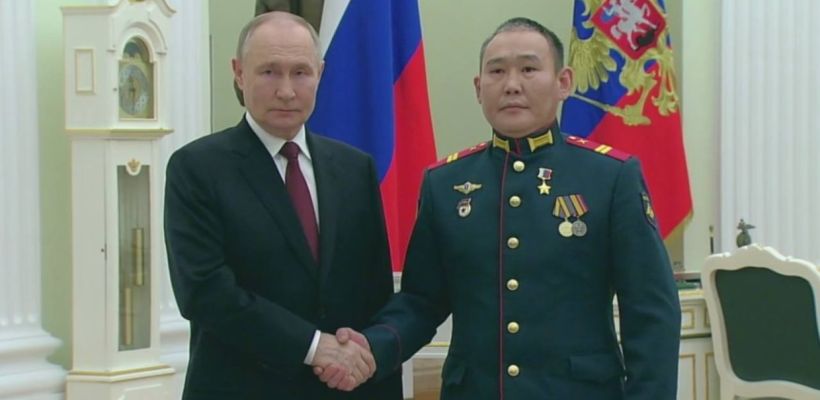 Владимир Путин вручил Звезду Героя якутянину Андрею Григорьеву