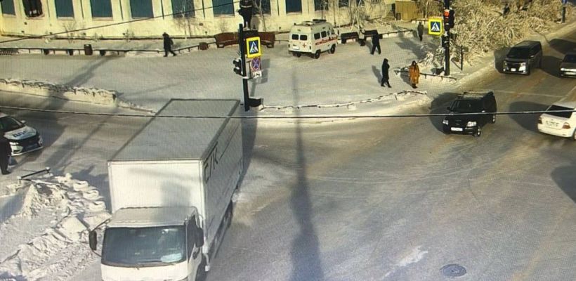 Видеофакт: В Якутске автомобиль сбил четырёх пешеходов на переходе