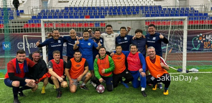 В Якутске депутаты играют в футбол против министров