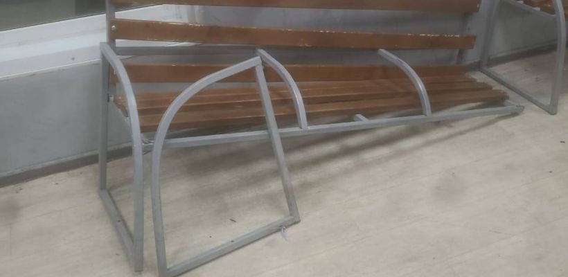 Фотофакт: На теплой остановке «Новинка»  зафиксированы акты вандализма