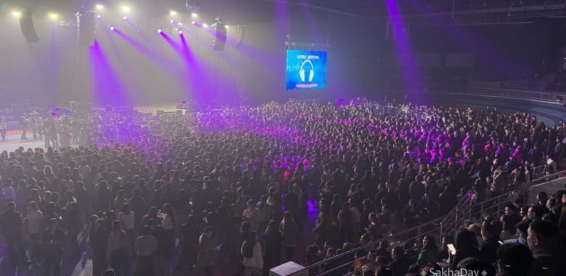 В Якутске во время концерта на зрителей упал диско-шар