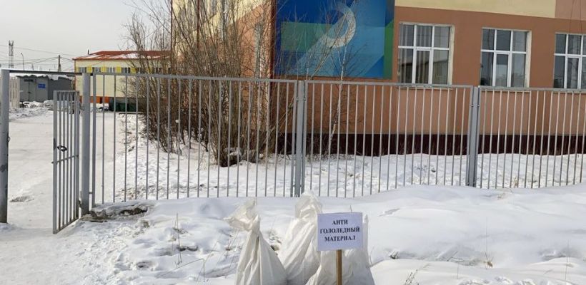 В Сайсарском округе установлены мешки с «антигололедным материалом»