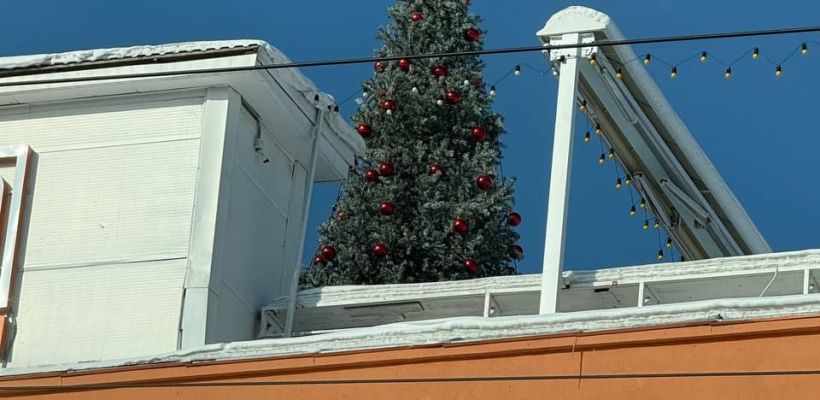 Почему в Якутске до сих пор стоит елка? "Продлеваем новогоднее настроение!"