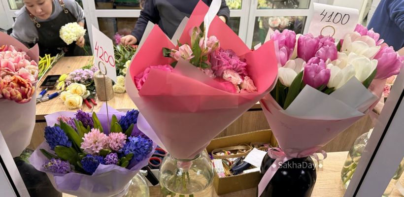 Сколько стоят цветы в Якутске? "Наши практичные дамы предпочтут ювелирку или брендовую косметику роскошному букету"