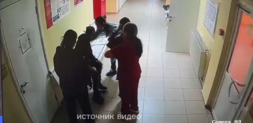 Подросток потерял сознание в коридоре Хатасской больницы. Медики выясняют причины