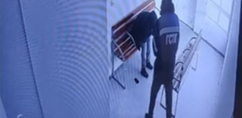 Видеофакт: В Якутске кража телефона в теплой остановке попала на камеру