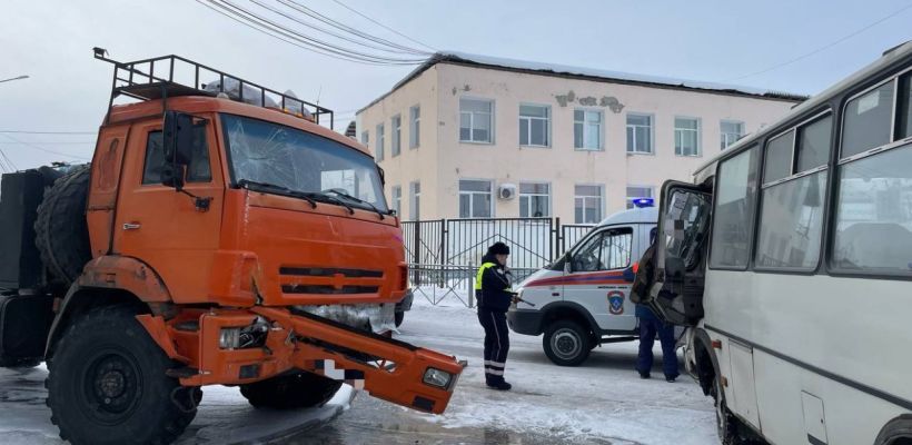 Фотофакт: В Якутске автобус столкнулся с грузовиком. 9 человек доставлены в больницу