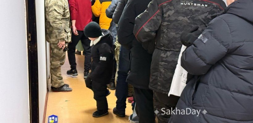 Фотофакт: В Якутске выстроилась огромная очередь за дешевыми тюльпанами