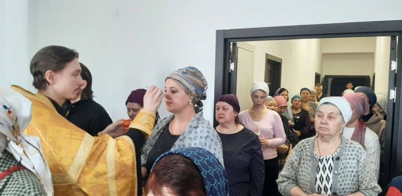 Помазали всех елеем