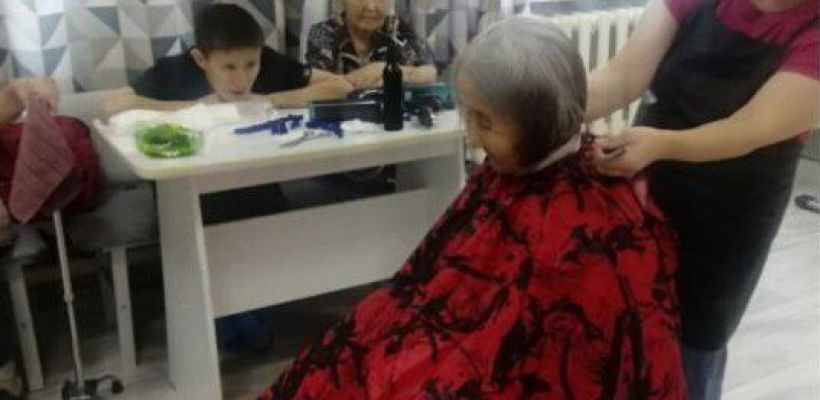 Жительница Оленекского улуса бесплатно делает стрижки пенсионерам