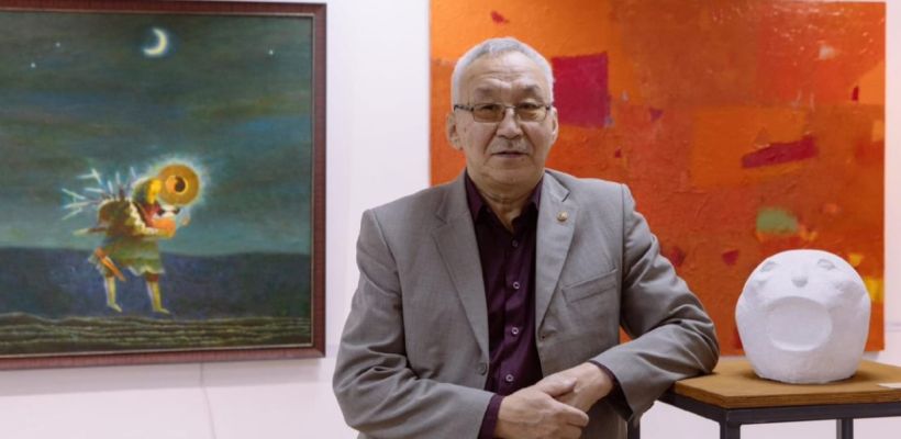 Михаил Старостин о своей картине в одном из подъездов Якутска: «Человек, несущий граммофон, парит над землей»