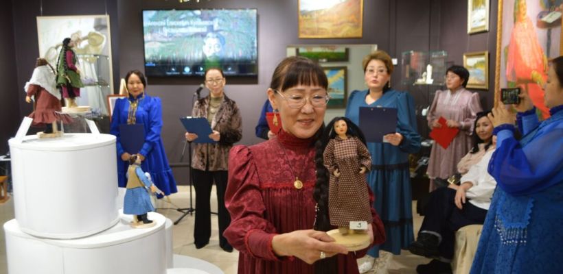 В Нюрбе представили фасоны якутского платья и куклы по «портретам» Алексея Кулаковского