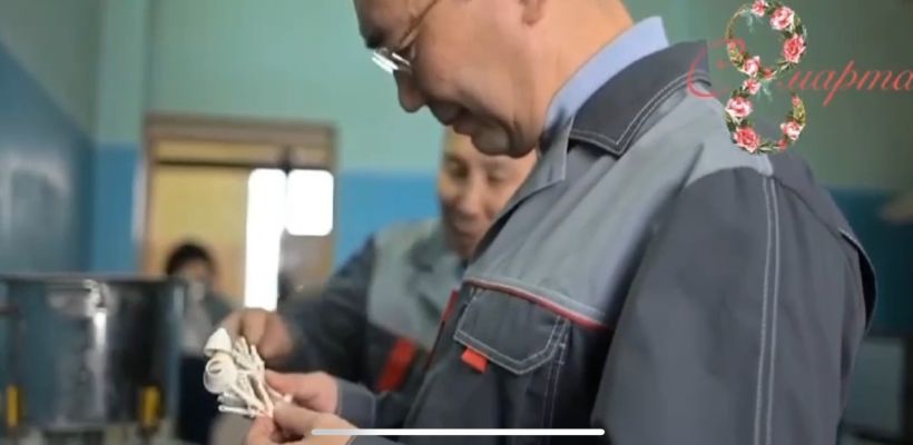 Глава Якутии изготовил жене и дочерям серебряные колокольчики