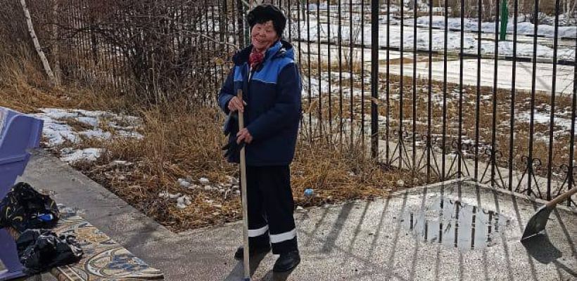 Жительницу Якутска Тамару Торокову, сажающую цветы в Якутске, наградили знаком отличия