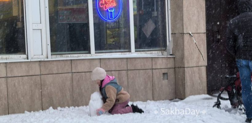 "Зайчики&человечки": Каких снеговиков лепят жители Якутска?