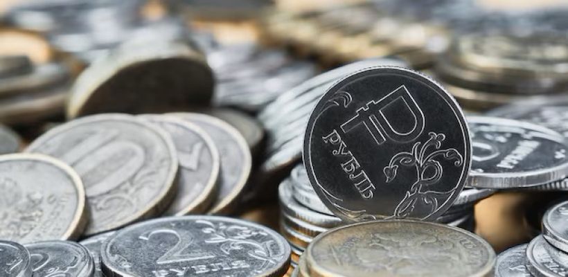 Эксперты ВТБ: рубль может ослабнуть до 100 за доллар