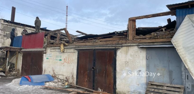 Беспредел в Якутске: неизвестные сносят крыши гаражей