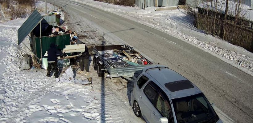 Видеокамеры у контейнерных площадок фиксируют нарушителей, выбрасывающих мусор, не относящийся к ТКО