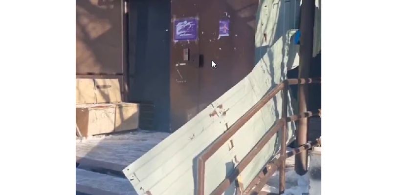 Козырек подъезда дома в Якутске рухнул под тяжестью снега. Чудом никто не пострадал