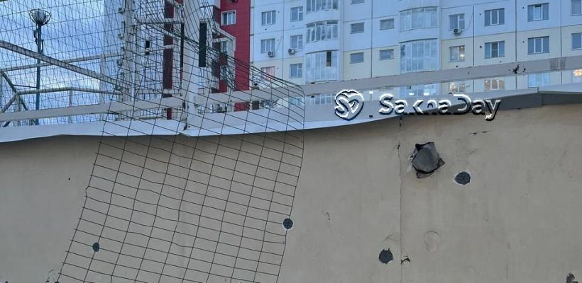 В 203-м микрорайоне ребенок упал с детской площадки из-за незакрепленного ограждения