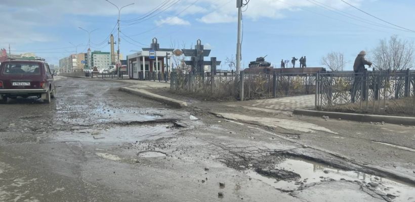 В мэрии Якутска пообещали подлатать дорогу, прилегающую к Площади Победы