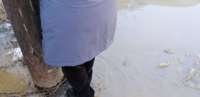 «Лужи - это романтика»: Жители Якутска обсуждают в соцсетях лужи и вспоминают детство на плотах