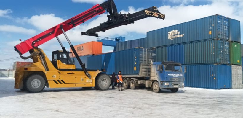 Завершающий зимний сезон контейнерный поезд прибыл на ст. Нижний Бестях