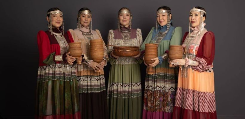 Фотофакт: Каждое платье из коллекции Льва Колесова символизирует угощение якутской кухни