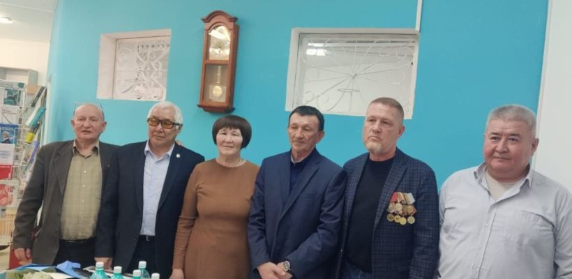 Виталий Егоров написал свою 18-ю книгу. В Якутске прошла встреча с прототипами героев его произведений