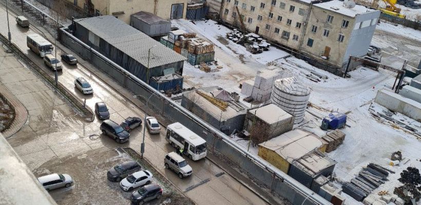 Драка водителя пассажирского автобуса с водителем легкового авто в Якутске попала на видео. В мэрии прокомментировали инцидент