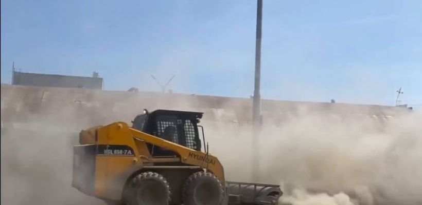 «Пыльная уборка»: якутяне просят объяснить, почему техника засыпает прохожих песком. Пресс-секретарь назвал водителей спецтехники "вредителями"