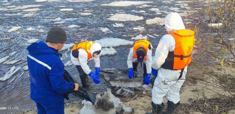 На месте разлива нефтепродукта в 203-м мкр районе работают спасатели