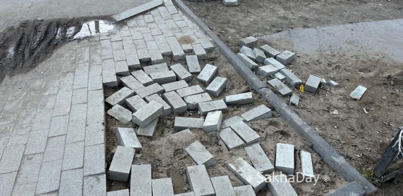 "Почему плитка валяется, как какой-то мусор?". Мэр Якутска раскритиковал ответственные организации за разобранную плитку