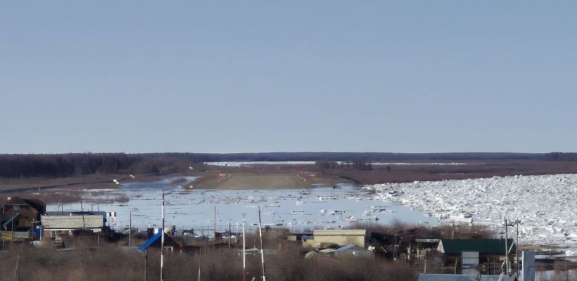 В Среднеколымске затопило взлетную полосу аэропорта