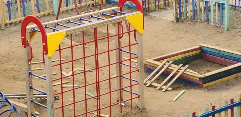 Школьники разломали детскую площадку в Якутске