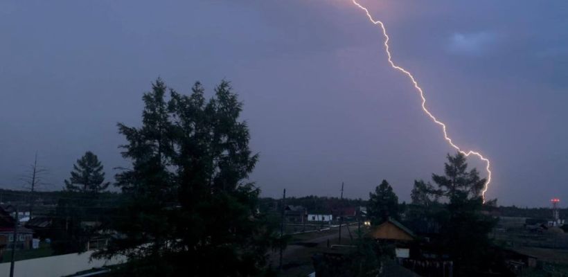 Дожди, ветер и грозы: жителей Якутии просят соблюдать осторожность