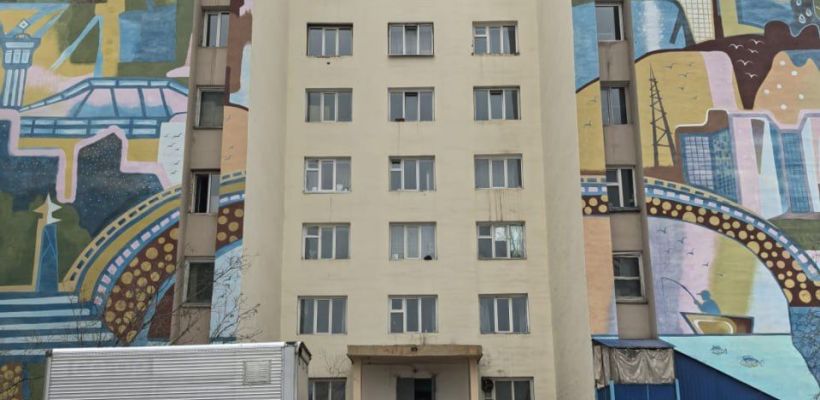 Дом-призрак в центре Якутска: с муралами снаружи и разрухой внутри