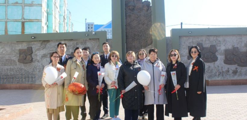 Судейское сообщество возложило цветы к мемориалу «Солдат Туймаады»