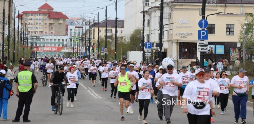 Сегодня Якутск пробежал вместе со всей страной. Кто из известных людей участвовал в полумарафоне «Забег.РФ»?