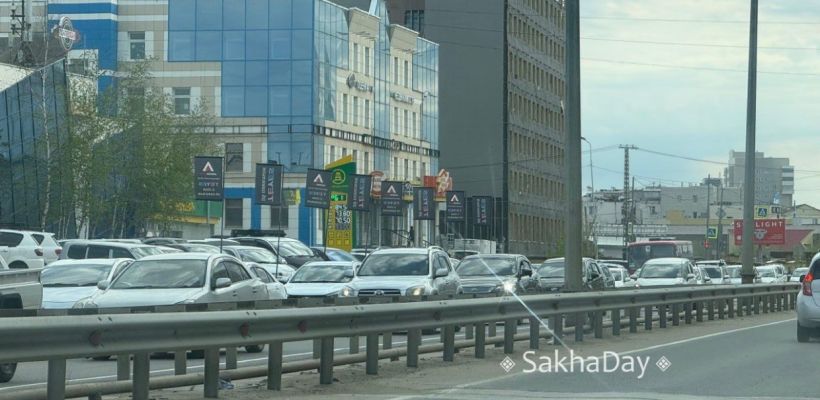 Пробки в Якутске: горожане едва успевают на рейсы из-за ремонта — «нервотрёпка заняла полтора часа»