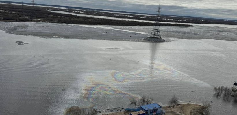 На реке Лене в черте Якутска обнаружены пятна нефтепродуктов