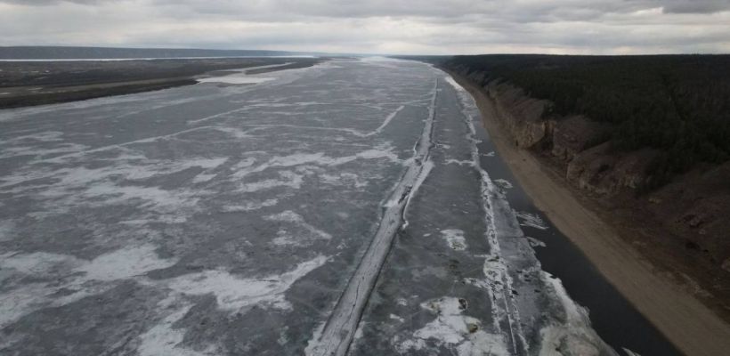 Ледоход на реке Лена движется к Олекминскому району