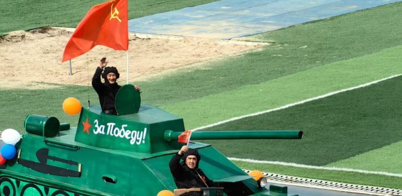 Фотофакт: В Амге изготовили танк из дерева