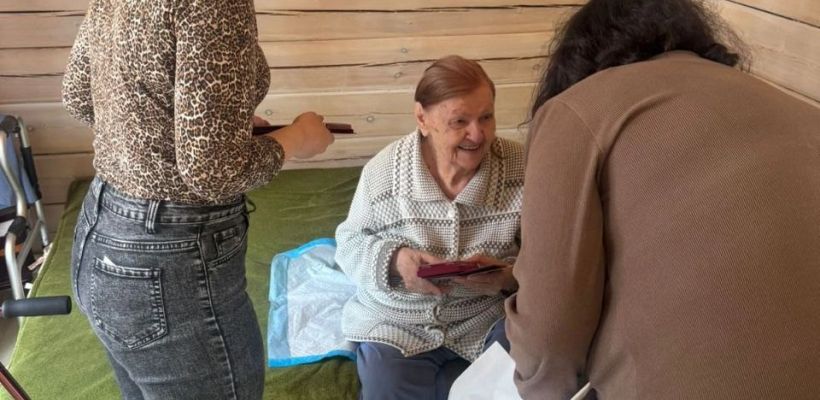 Ветерану сельского хозяйства Якутии привезли подарок из Управы Сайсарского округа