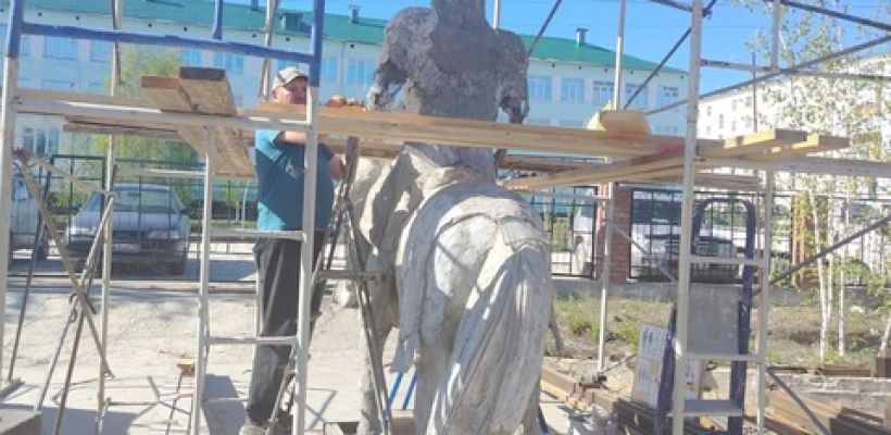 Фотофакт: В Покровске создают скульптуру Тыгын Дархана