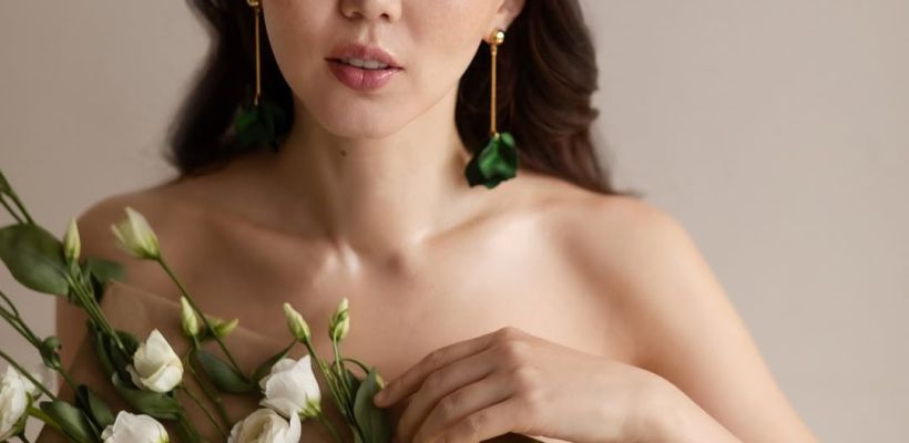 Цветы вместо платья. Якутян поразили откровенные фото жены сенатора из Якутии