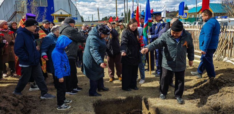 В Якутии торжественно перезахоронили останки участника Сталинградской битвы