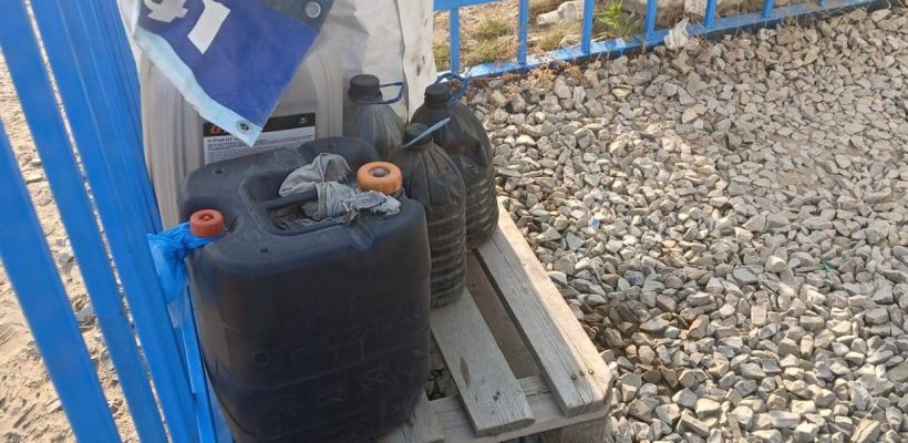 На территории "Ленатурфлота" обнаружены емкости с веществом, похожим на нефтепродукты