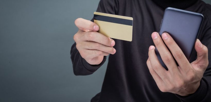 Супружеская пара из Якутска лишилась 23 миллионов рублей, поверив обману под предлогом проверки счетчиков